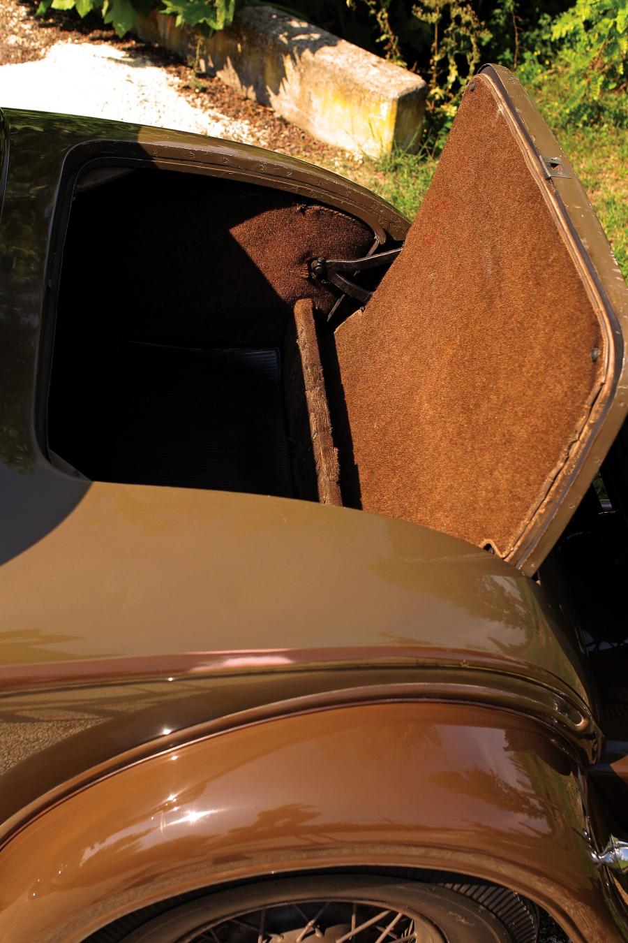  Lincoln Model KA 2-4-Passenger Coupe 1932 года  (фото 7 из 30)
